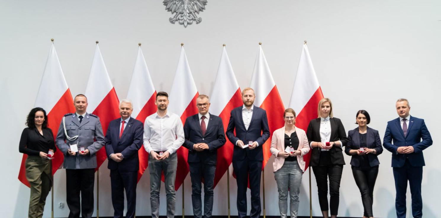 Inowrocław - Policjant z Inowrocławia z odznaką honorową