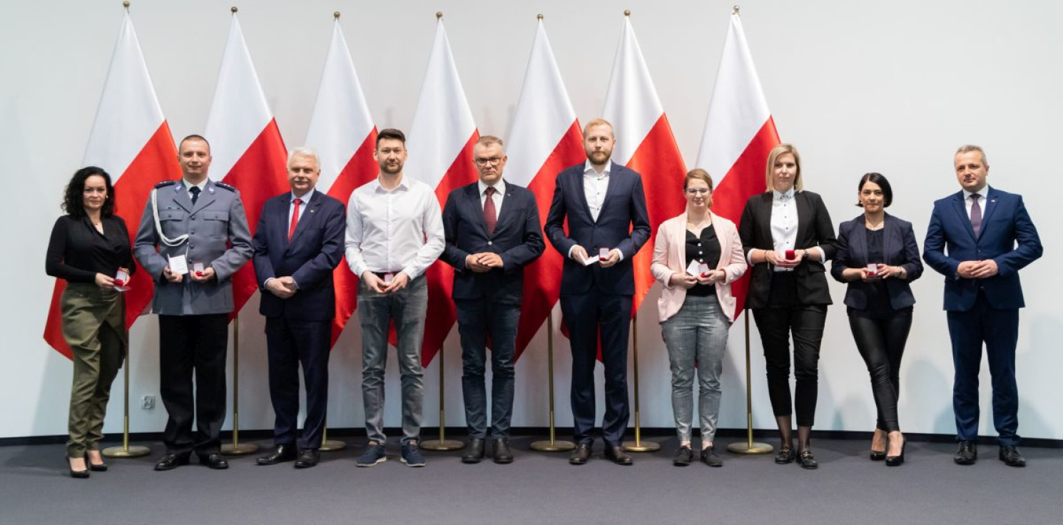 Inowrocław - Policjant z Inowrocławia z odznaką honorową