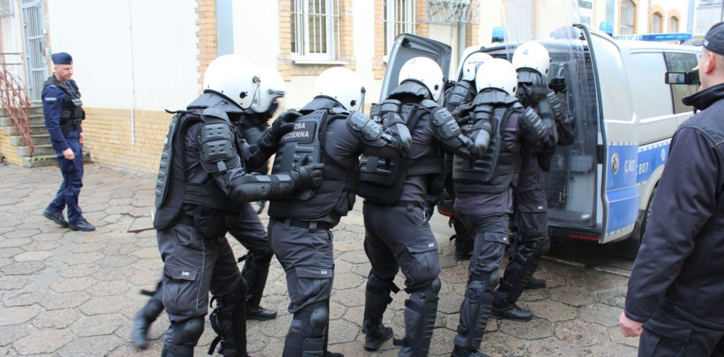 Inowrocław - Agresywni skazani na terenie więzienia. Interweniowały służby. Tak wyglądały ćwiczenia