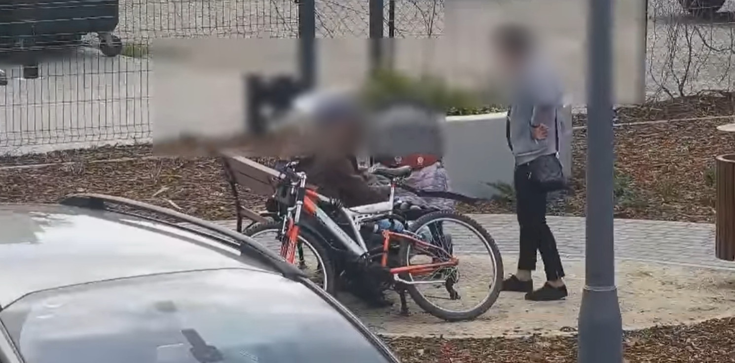 Inowrocław - Z dzieckiem w wózku popijali piwo w parku kieszonkowym