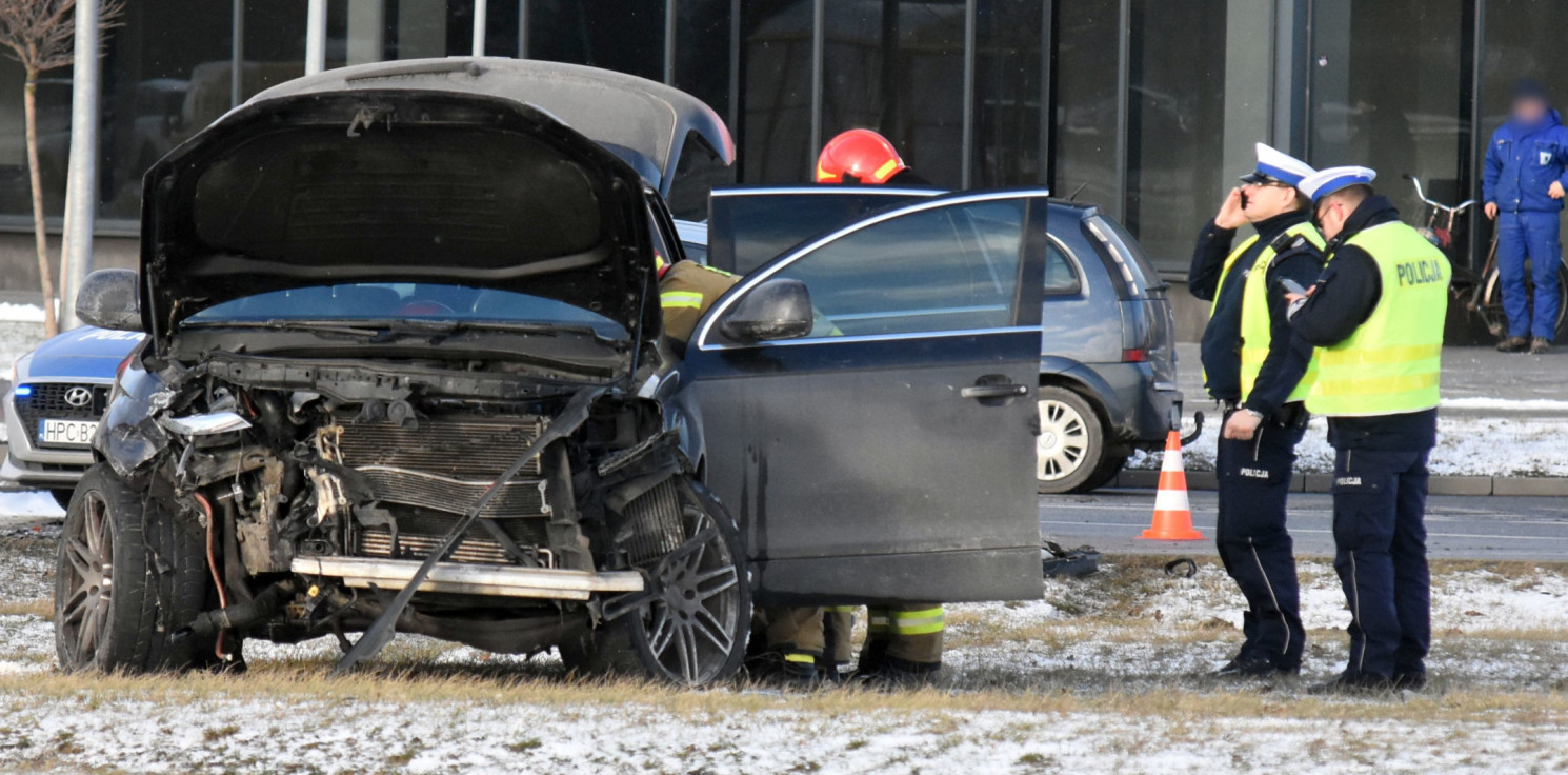 Inowrocław - Zarzuty dla kierowcy, który uciekł po stłuczce z radiowozem