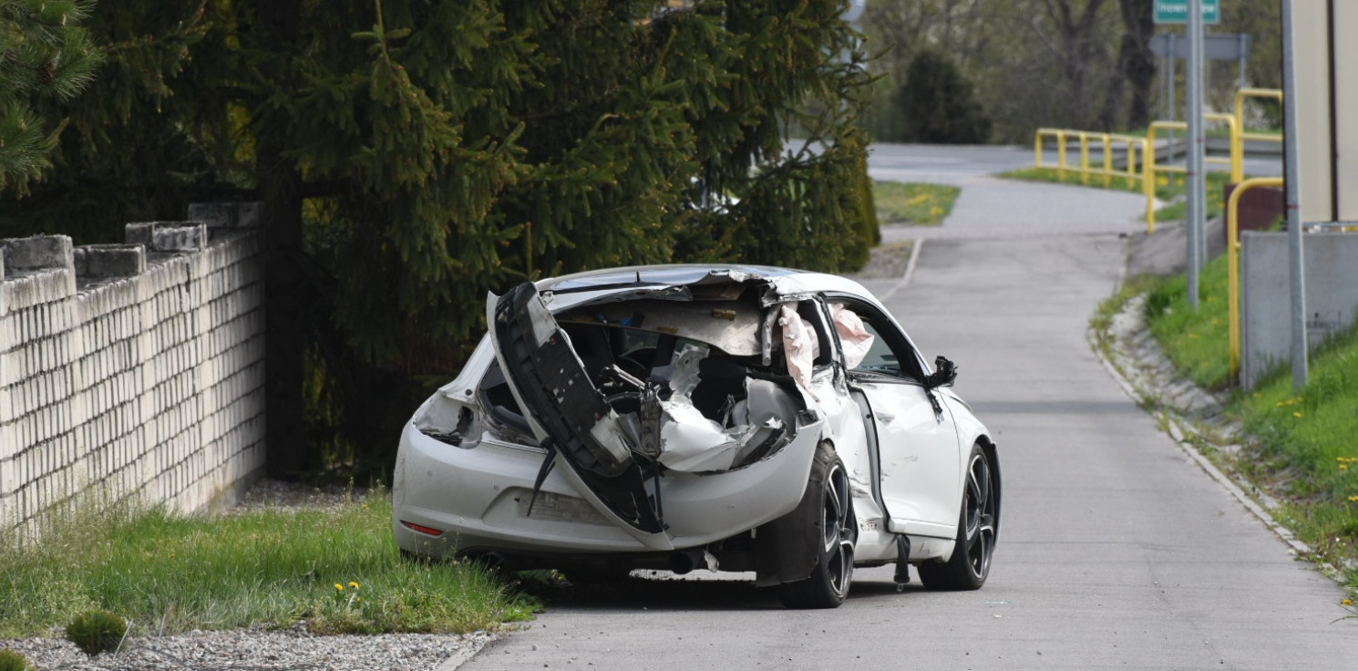 Inowrocław - Kraksa w Tupadłach. VW uderzył w barierki i inne auto