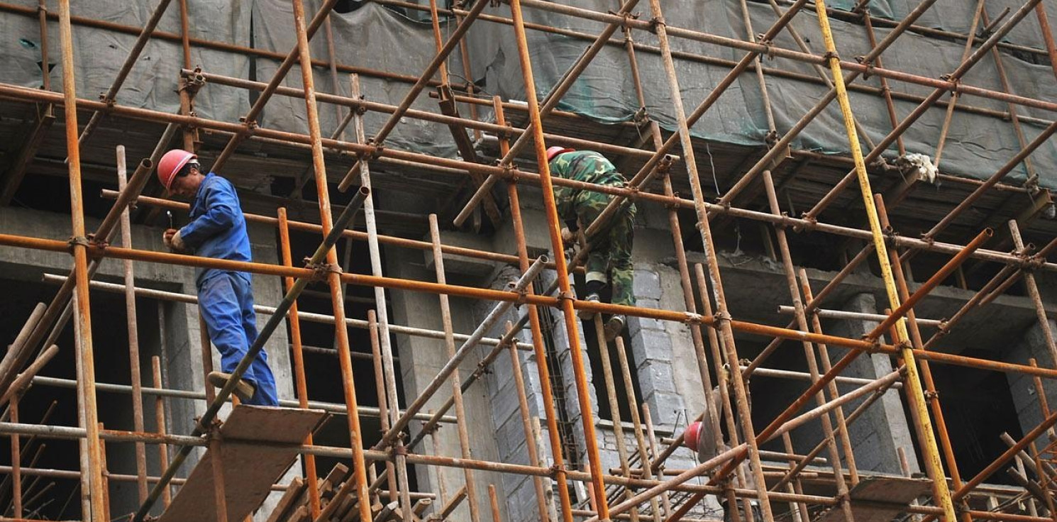 Inowrocław - Wypadek podczas tynkowania. Ranny mężczyzna