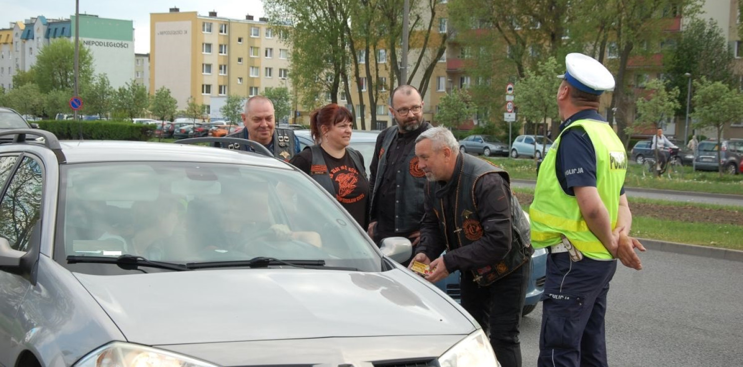 Inowrocław - Policjanci i motocykliści uświadamiali kierowców