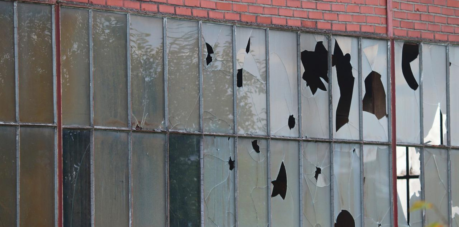 Inowrocław - Wybili 20 szyb. Wiek sprawców może zaskakiwać