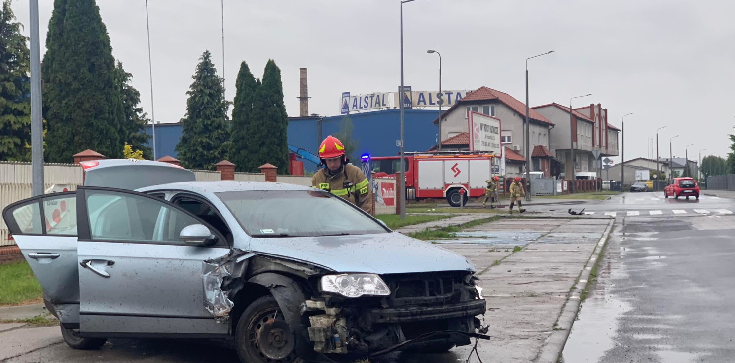 Inowrocław - Kraksa na ul. Poznańskiej. Zderzenie passatów