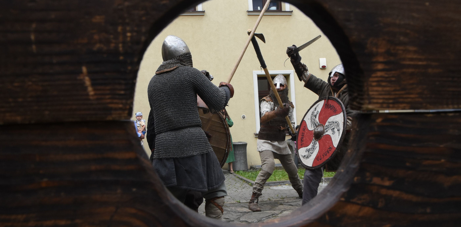 Inowrocław - Wikingowie opanowali podwórko przy Kasztelańskiej