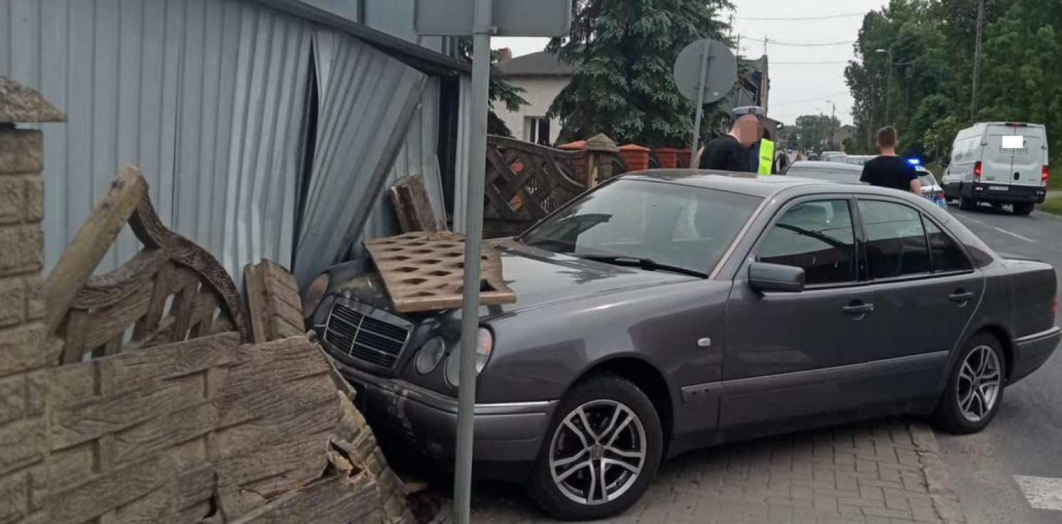 Radziejów - Mercedes zatrzymał się na ogrodzeniu
