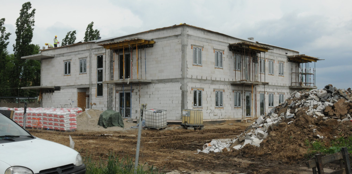 Pakość - Nowy budynek komunalny nabrał kształtów