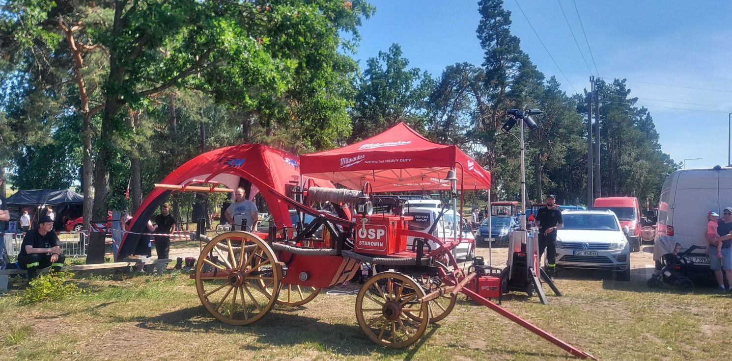 Dąbrowa Biskupia - Strażacka sikawka na zlocie. Budziła duże zainteresowanie