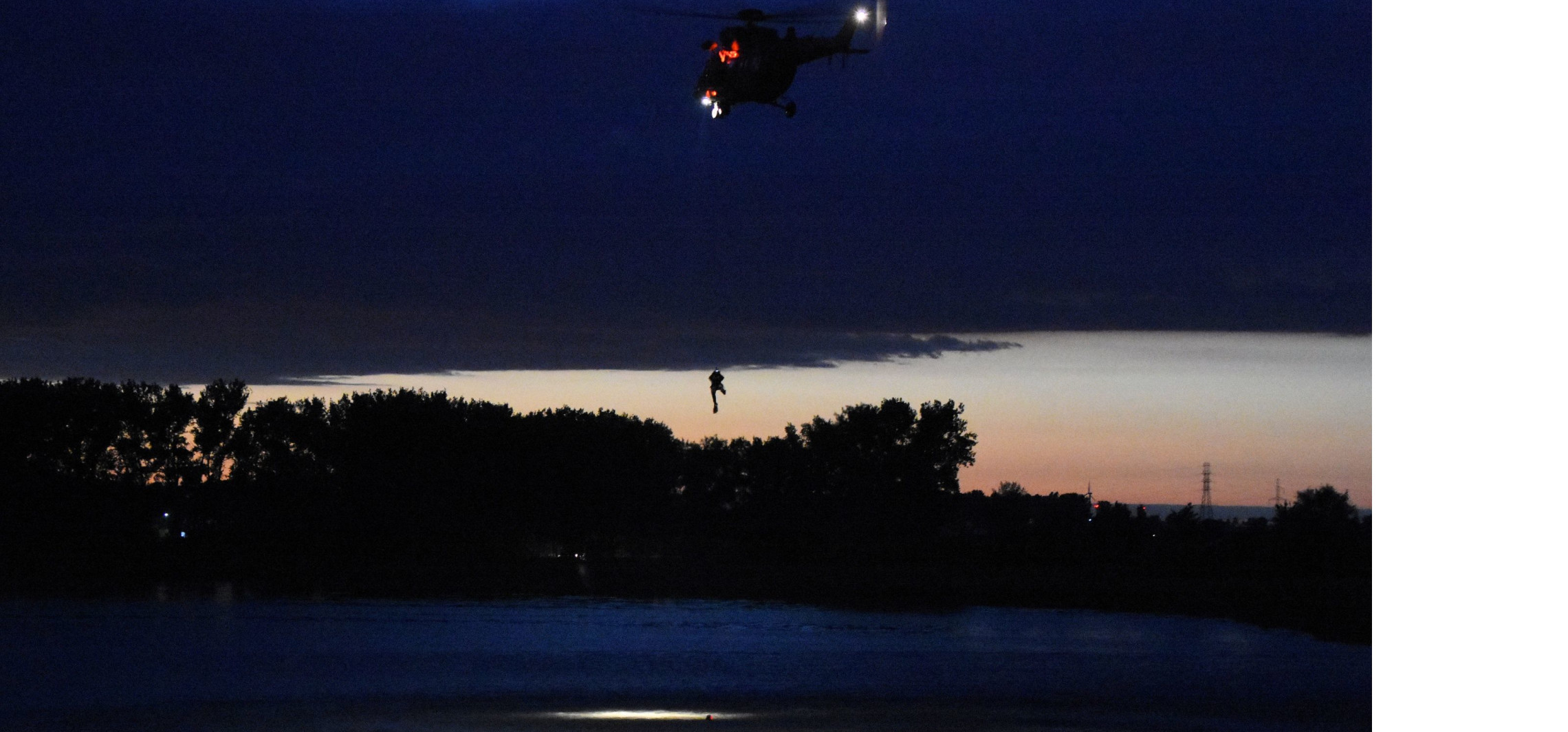 Kruszwica - Nocne ćwiczenia na jeziorze. W akcji śmigłowiec