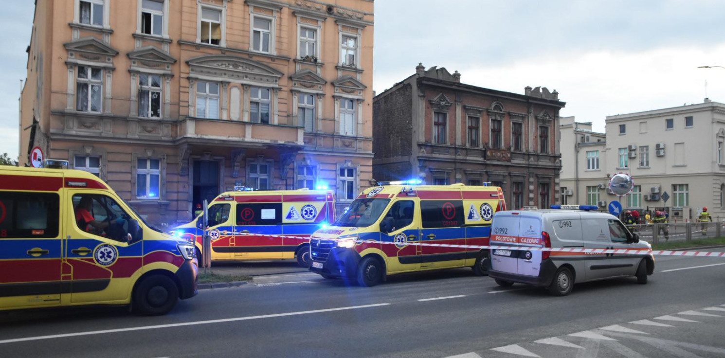 Inowrocław - Policjanci wynieśli rannego mężczyznę z kamienicy