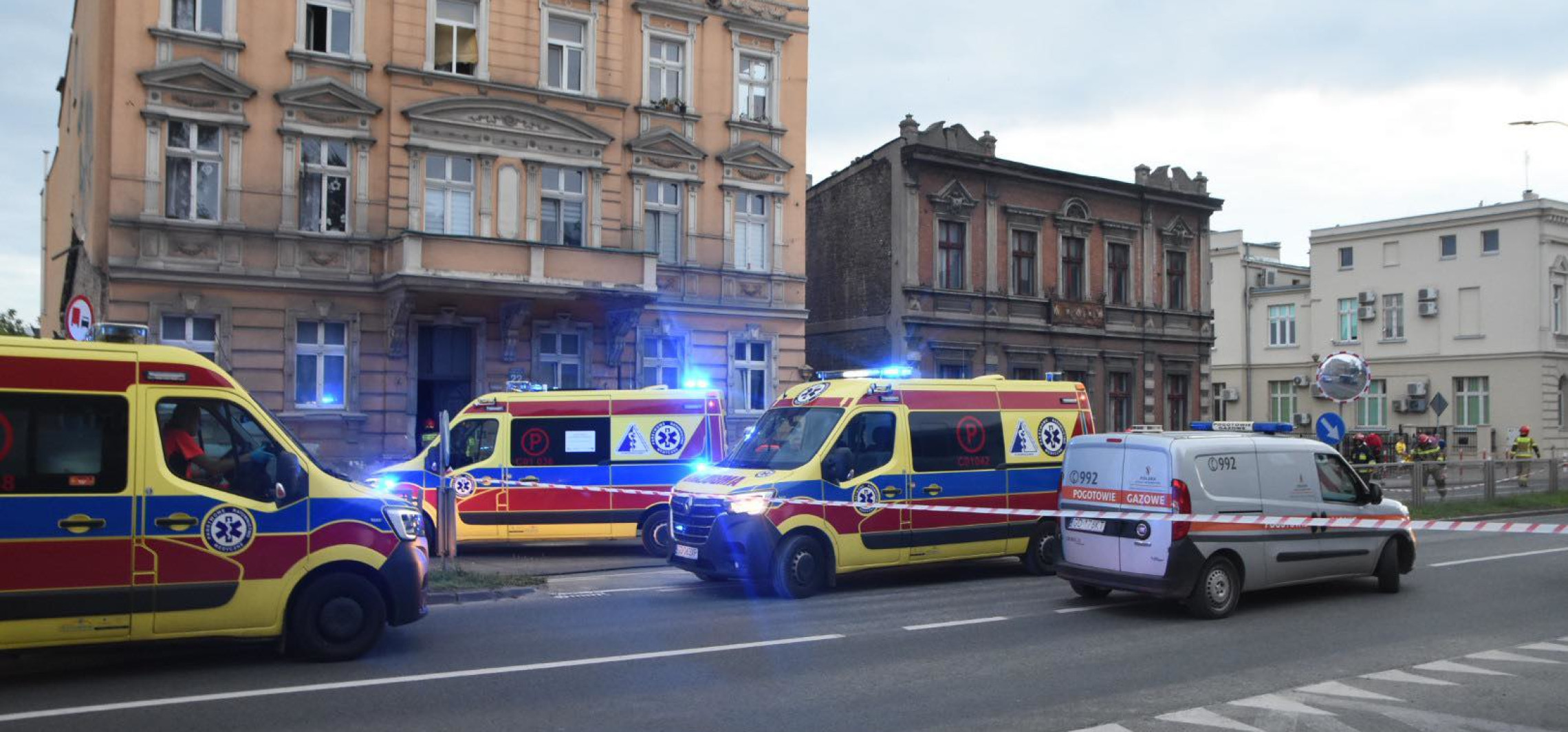 Inowrocław - Policjanci wynieśli rannego mężczyznę z kamienicy