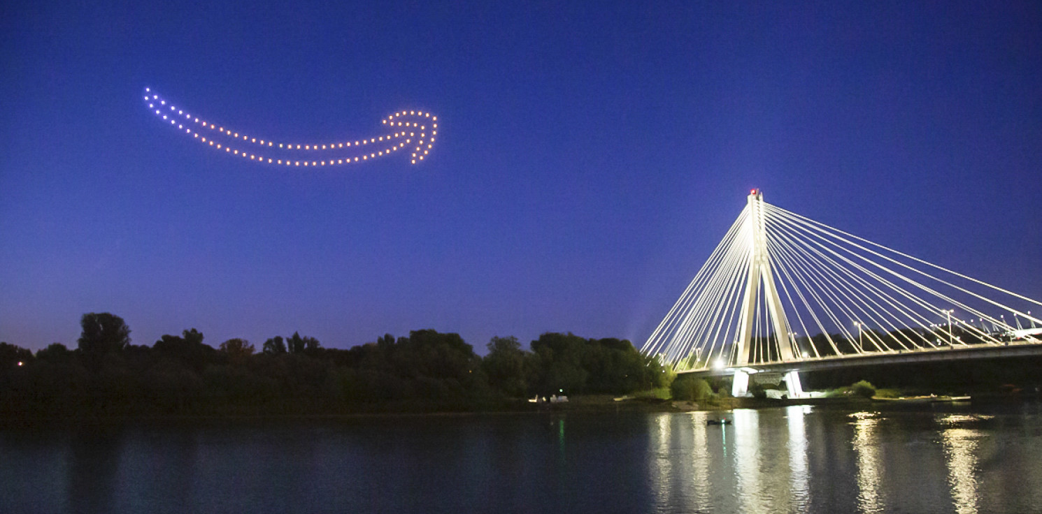 Kraj - Specjalny pokaz dronów w Warszawie z okazji pierwszego Amazon Prime Day w Polsce