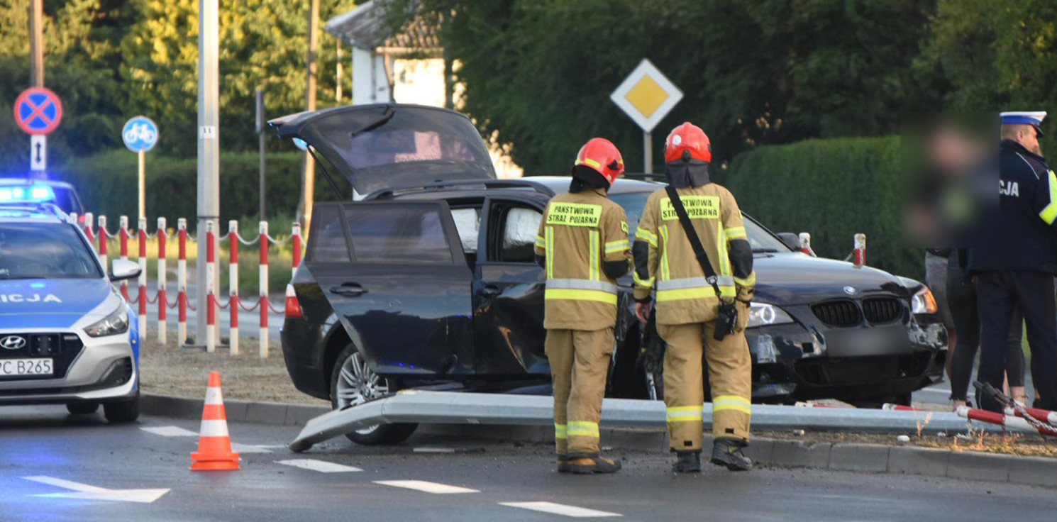 Inowrocław - BMW ścięło latarnię uliczną na Poznańskiej