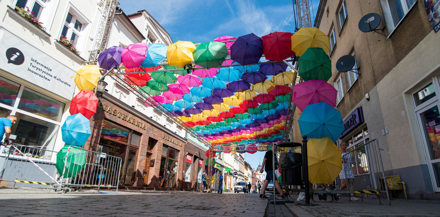 Inowrocław - W centrum zrobiło się kolorowo. Parasolkowa aleja