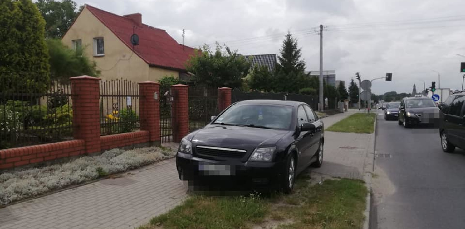 Inowrocław - Parkowali na zakazach, chodnikach, trawnikach itp.