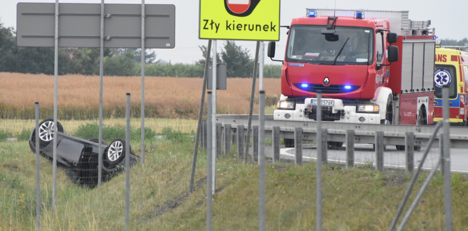 Inowrocław - Na obwodnicy Inowrocławia dachowało auto