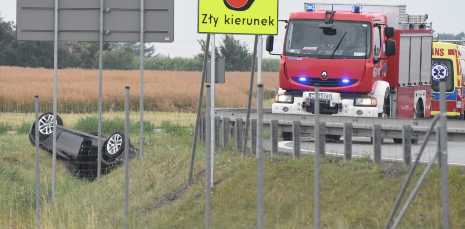 Inowrocław - Na obwodnicy Inowrocławia dachowało auto