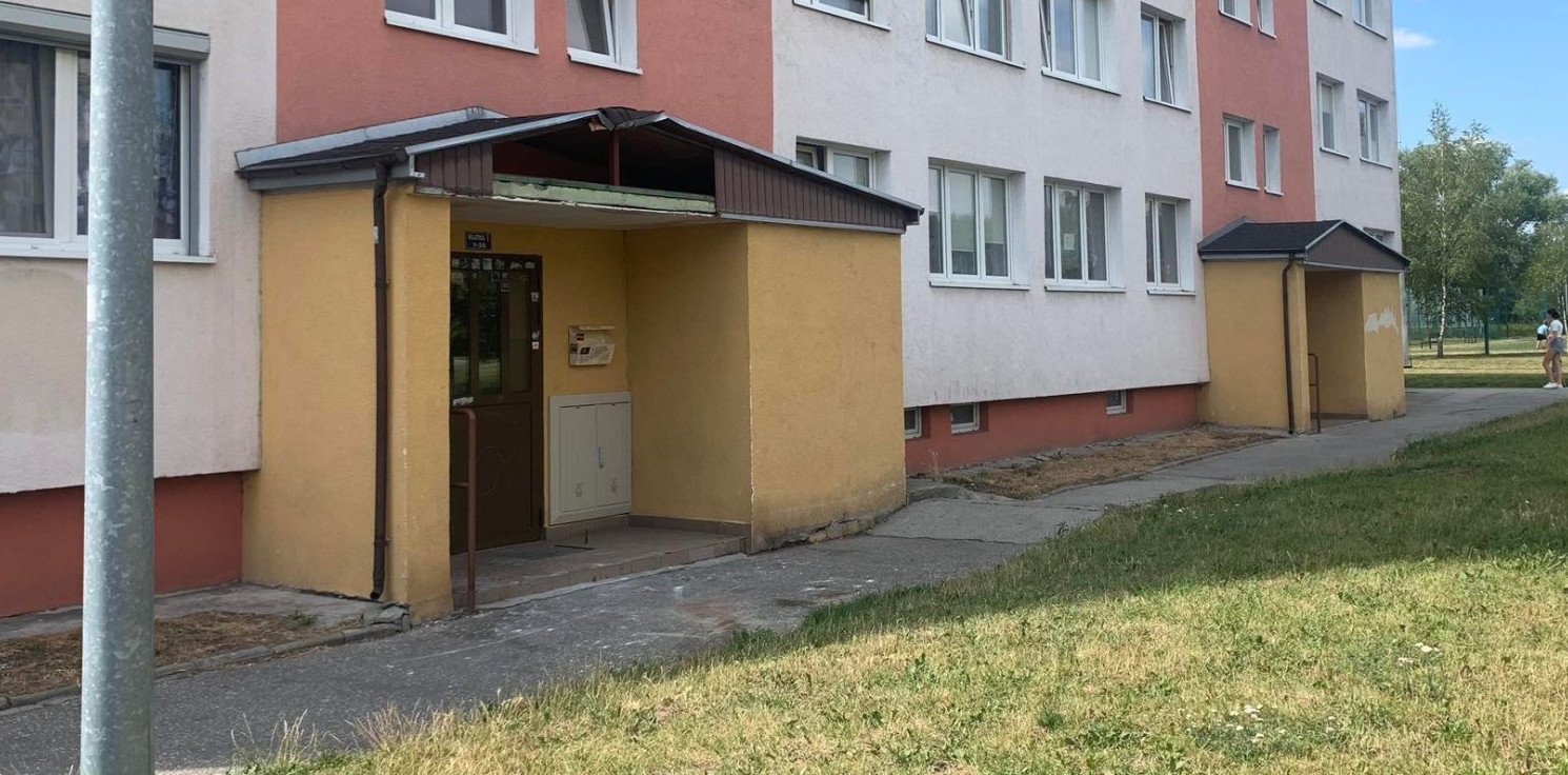 Inowrocław - Mężczyzna wypadł z okna wieżowca. Policja próbuje ustalić jego tożsamość