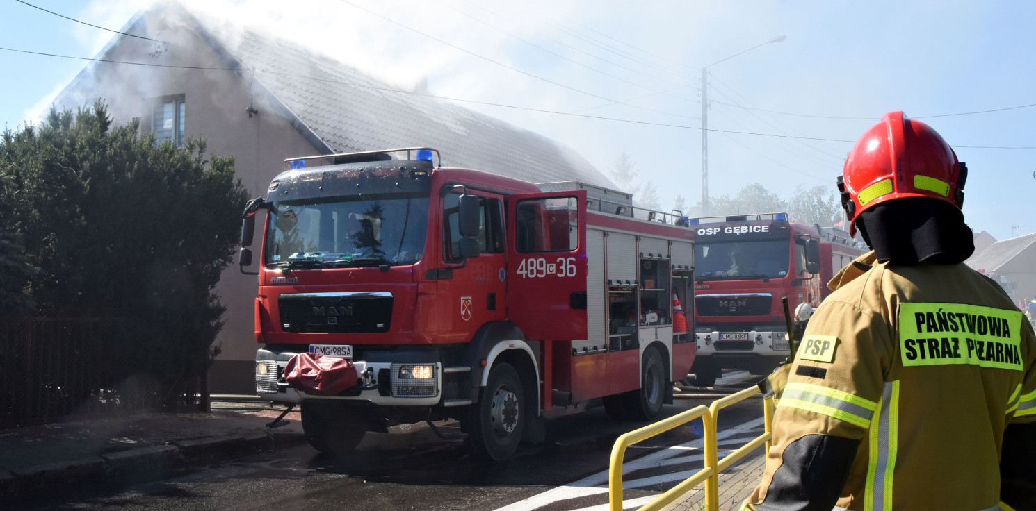 Strzelno - Duży pożar w Strzelnie. Lokatorzy nie mogą na razie wrócić do domu