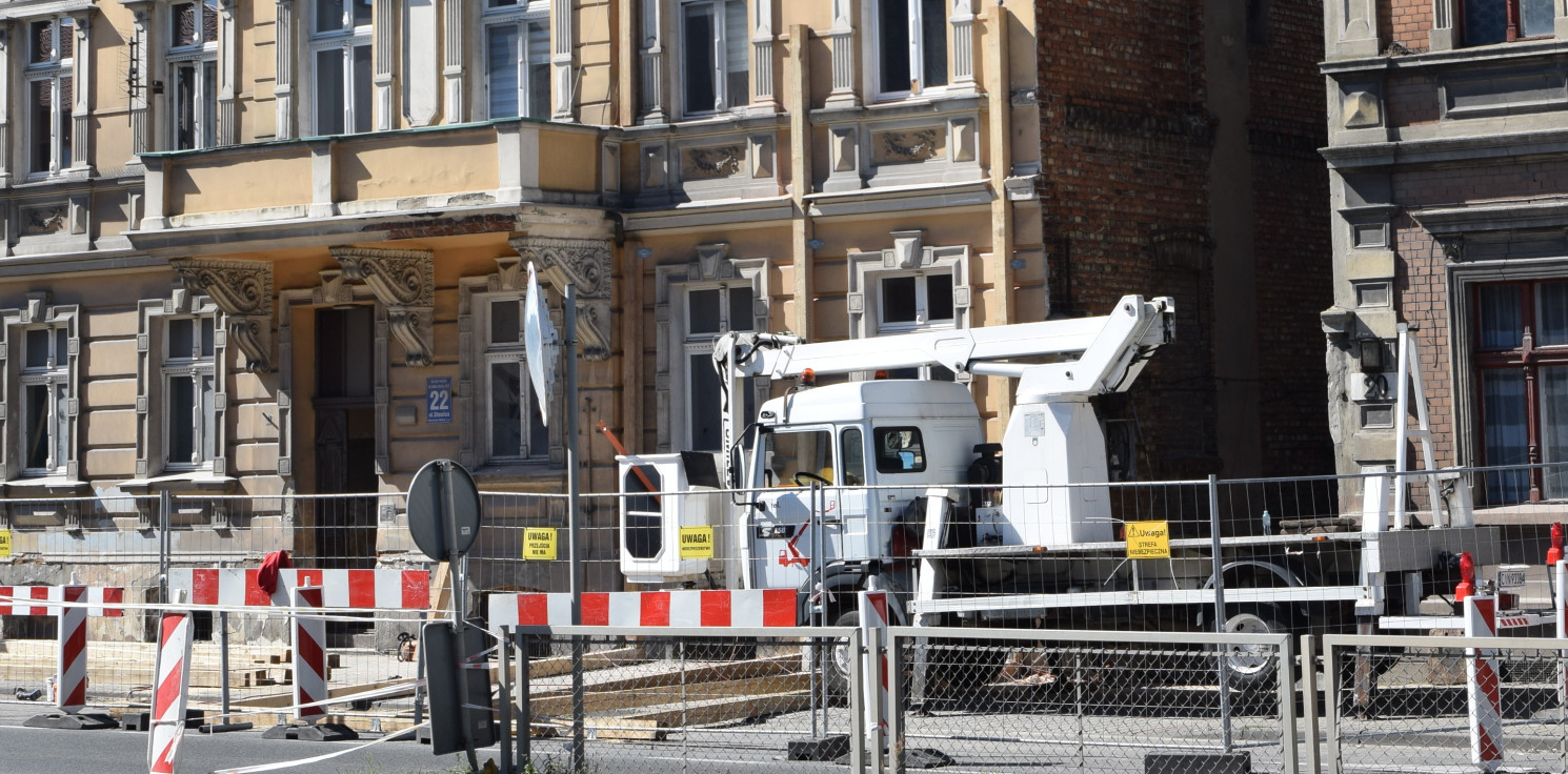 Inowrocław - Ruszył remont zniszczonej kamienicy przy Staszica