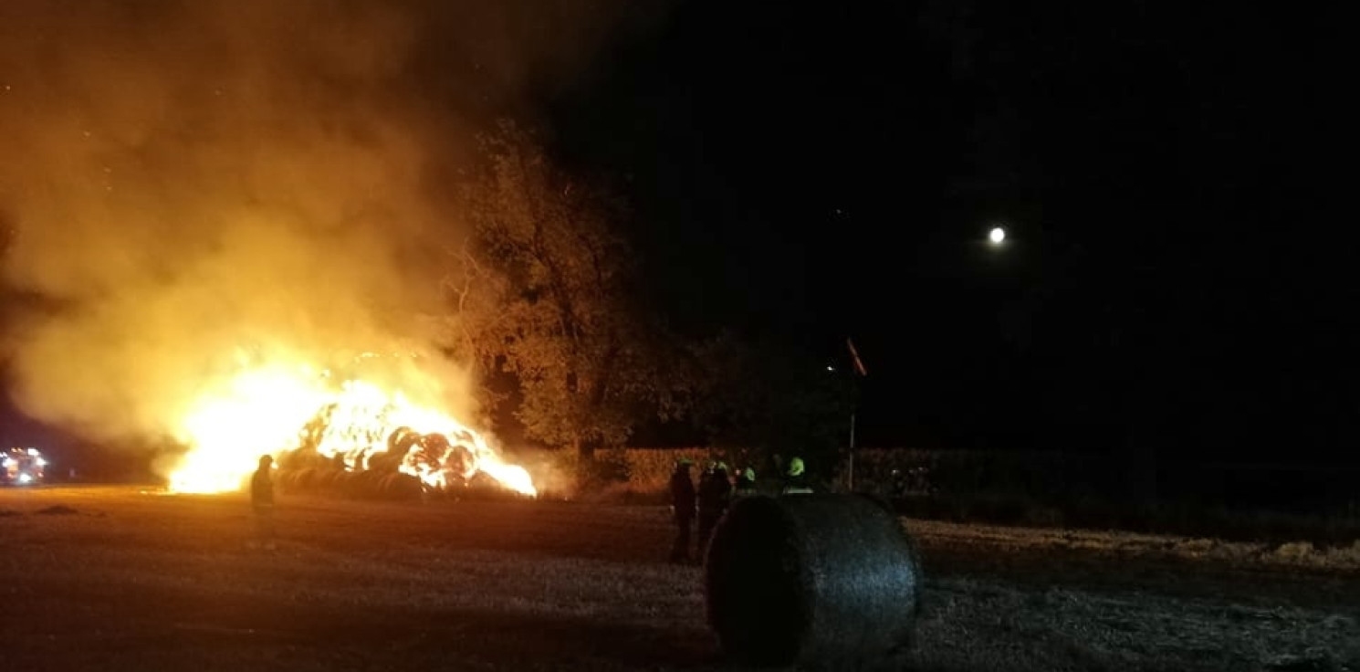 Kruszwica - Pożar koło Kruszwicy. Strażacy w akcji