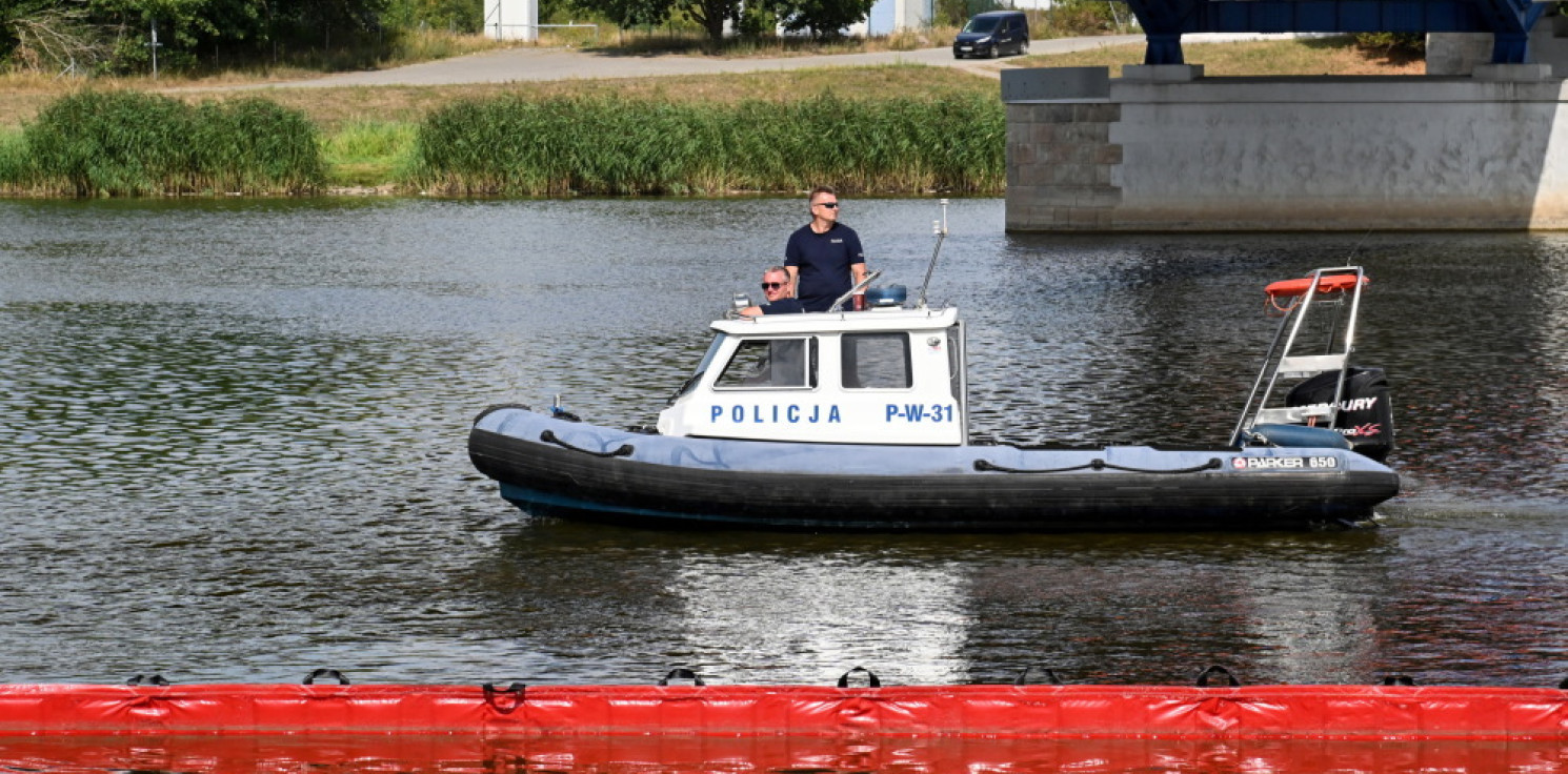 Kraj - MSWiA: 1553 policjantów i 452 strażaków jest zaangażowanych w działania wzdłuż biegu Odry