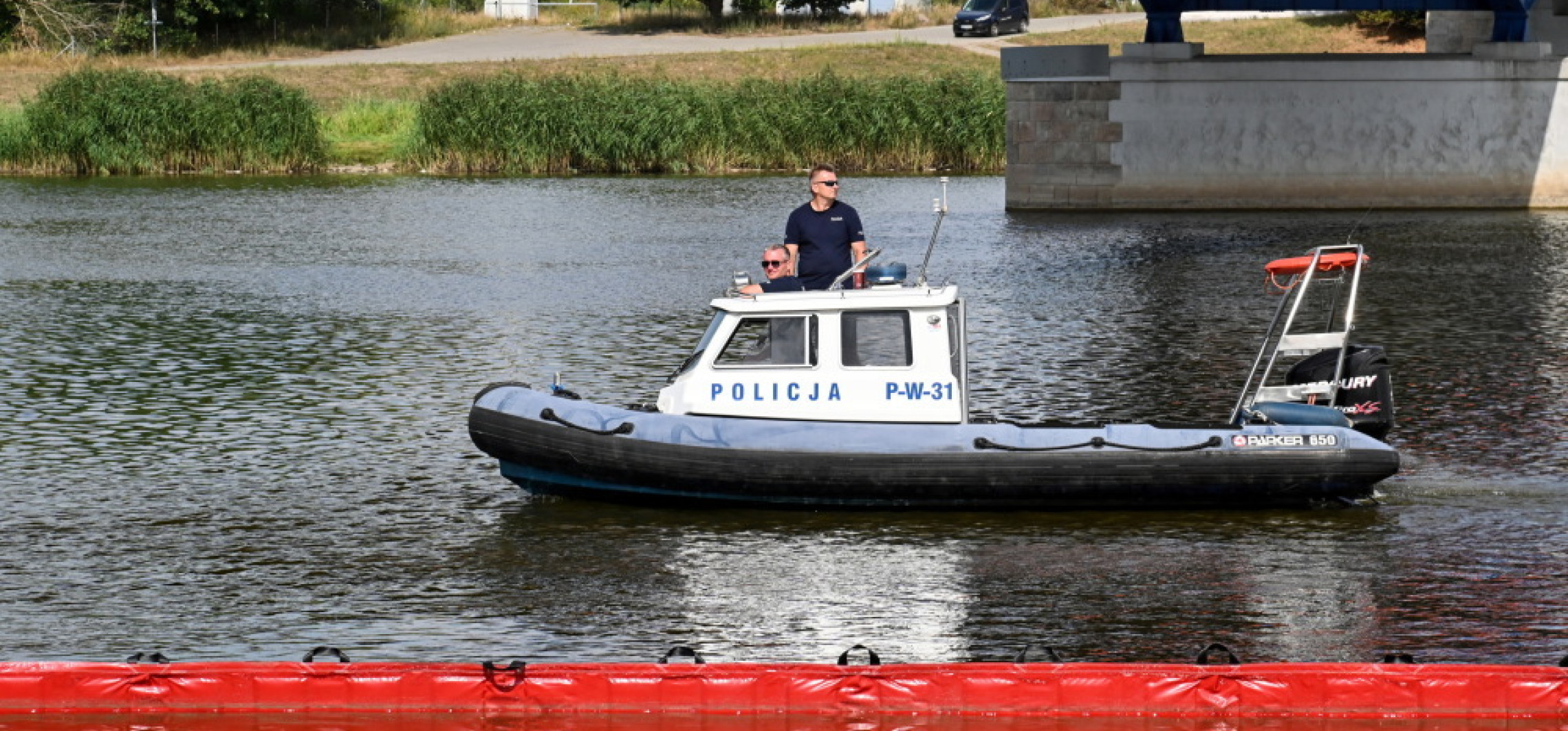 Kraj - MSWiA: 1553 policjantów i 452 strażaków jest zaangażowanych w działania wzdłuż biegu Odry