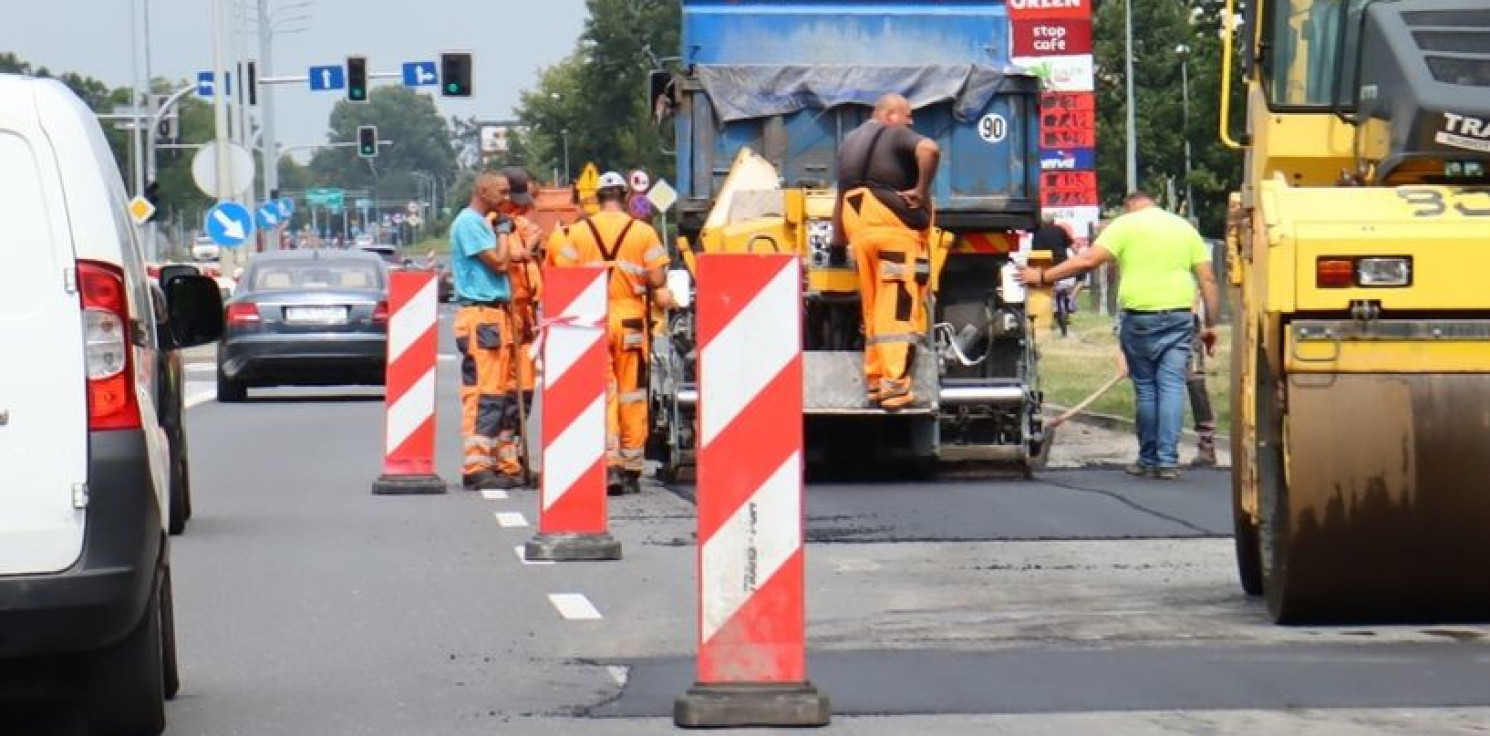 Inowrocław - Drogowcy łatają dziury. Są utrudnienia