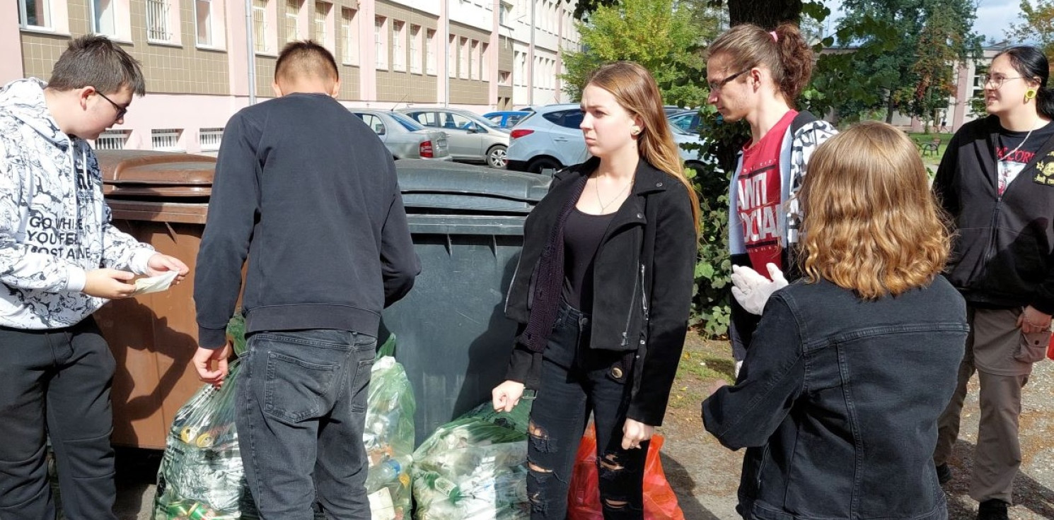 Inowrocław - "Wszystkie śmieci są nasze". Symboliczna akcja w Inowrocławiu