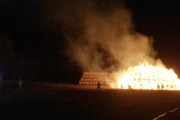 Nocna akcja strażaków. Płonie stóg koło Kruszwicy