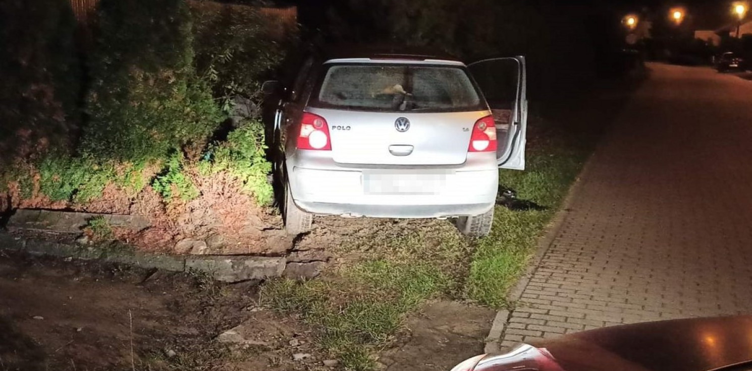 Żnin - 25-latka z 3 promilami wjechała w ogrodzenie
