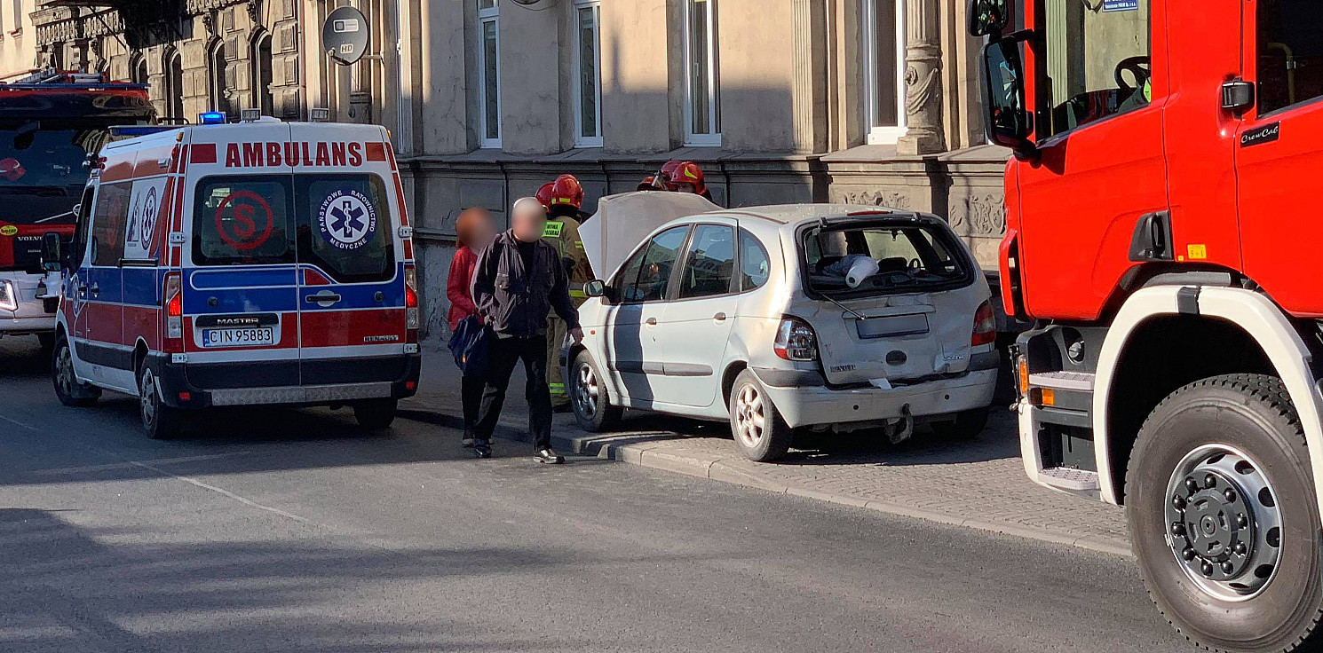 Inowrocław - Na Dworcowej ciężarówka uderzyła w osobówkę