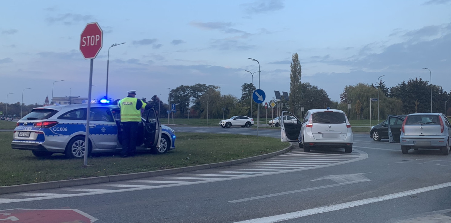 Inowrocław - Zderzenie dwóch osobówek na osiedlu Rąbin
