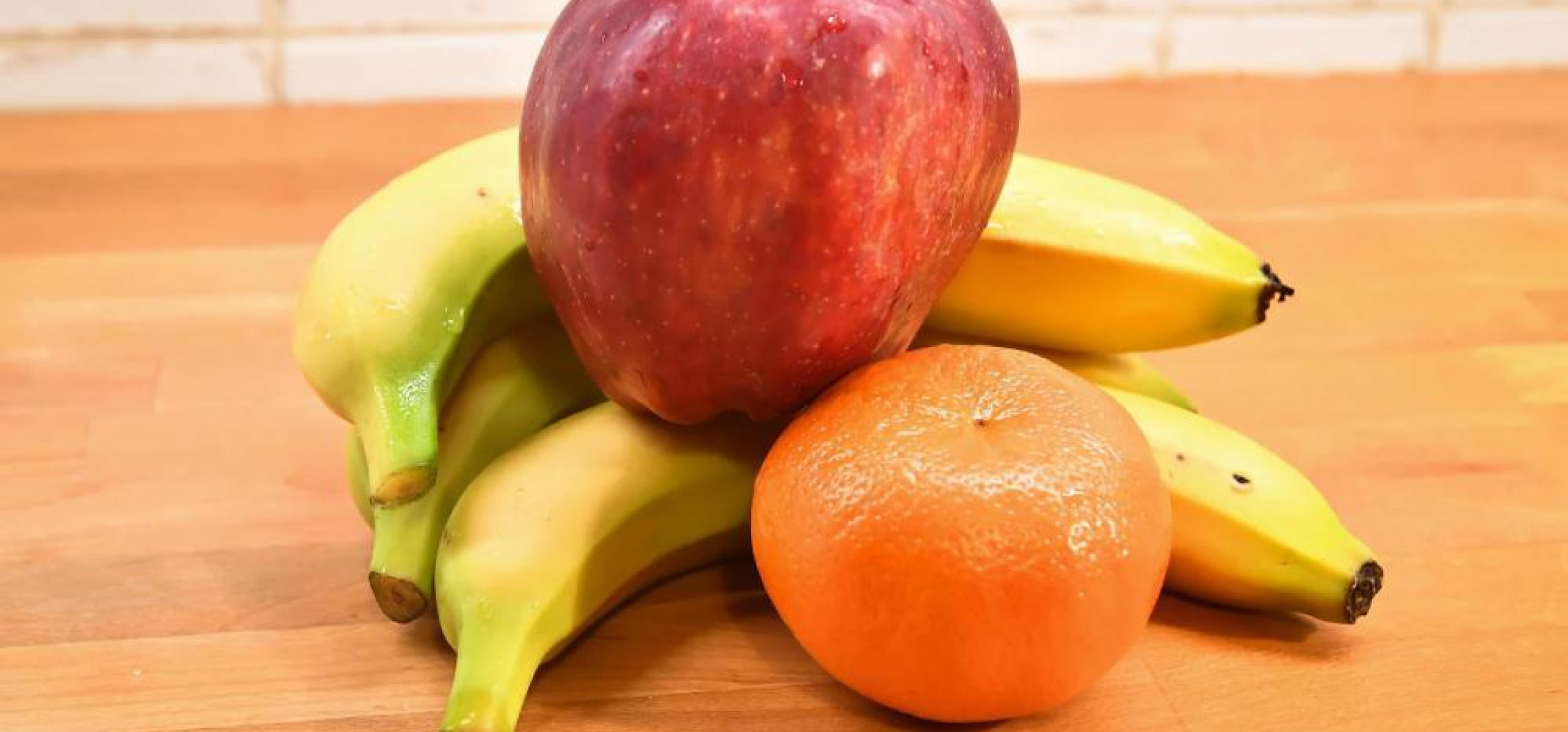 Polacy zbadali, czy i ile pestycydów spożywamy wraz z owocami