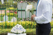 Z cmentarza w Bydgoszczy znikały krzyże i kwiaty