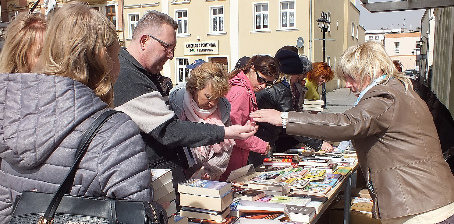 Inowrocław - W Inowrocławiu trwa kiermasz taniej książki