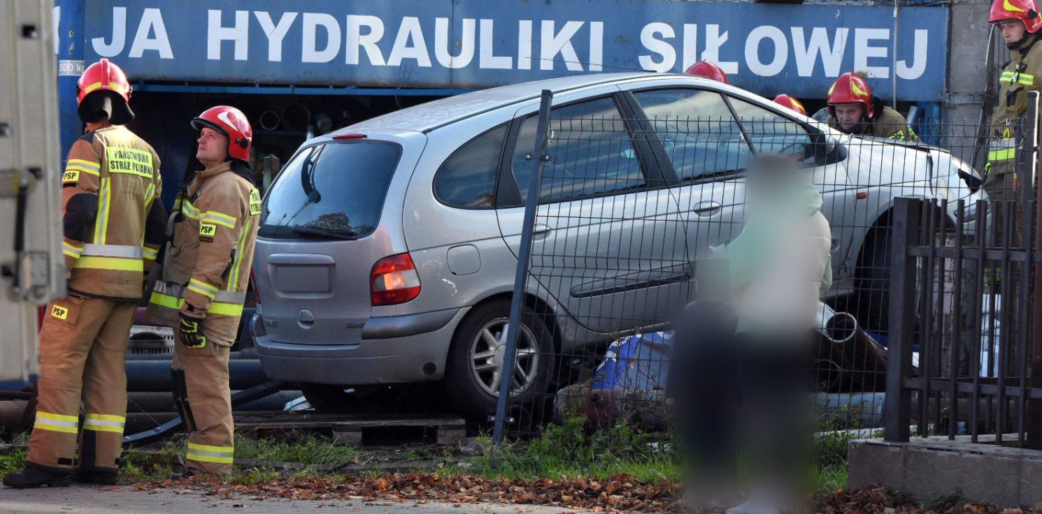 Inowrocław - Samochód staranował ogrodzenie i wjechał na posesję