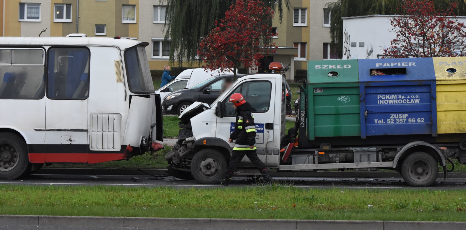 Inowrocław - Poranna kraksa z udziałem autobusu na Rąbinie