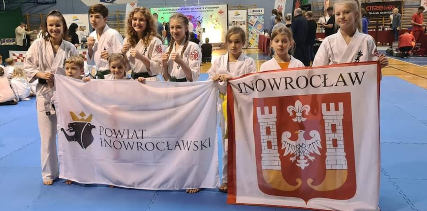 Inowrocław - Młodzi karatecy z Inowrocławia cieszą się z medali