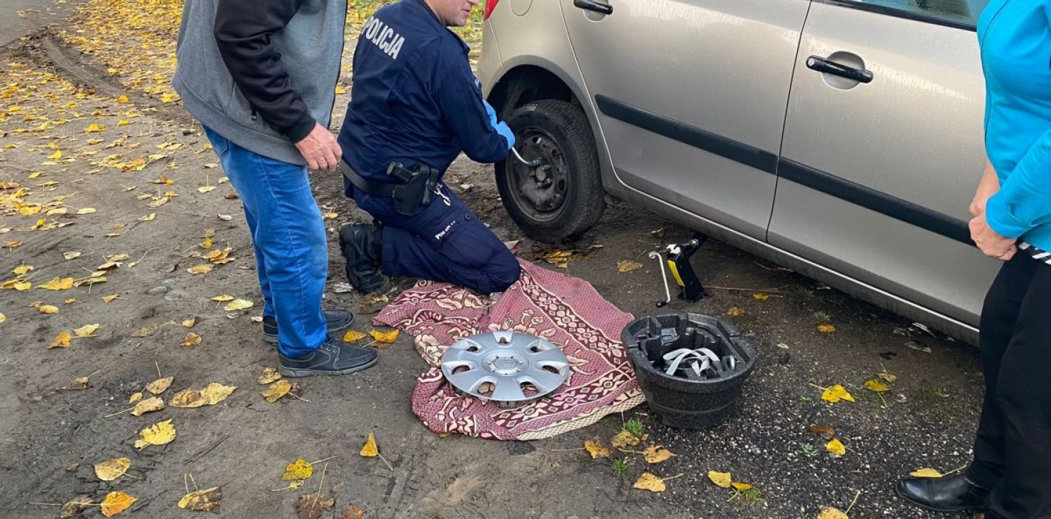 Inowrocław - Policjanci najpierw pomogli schwytać psy, a potem naprawić samochód