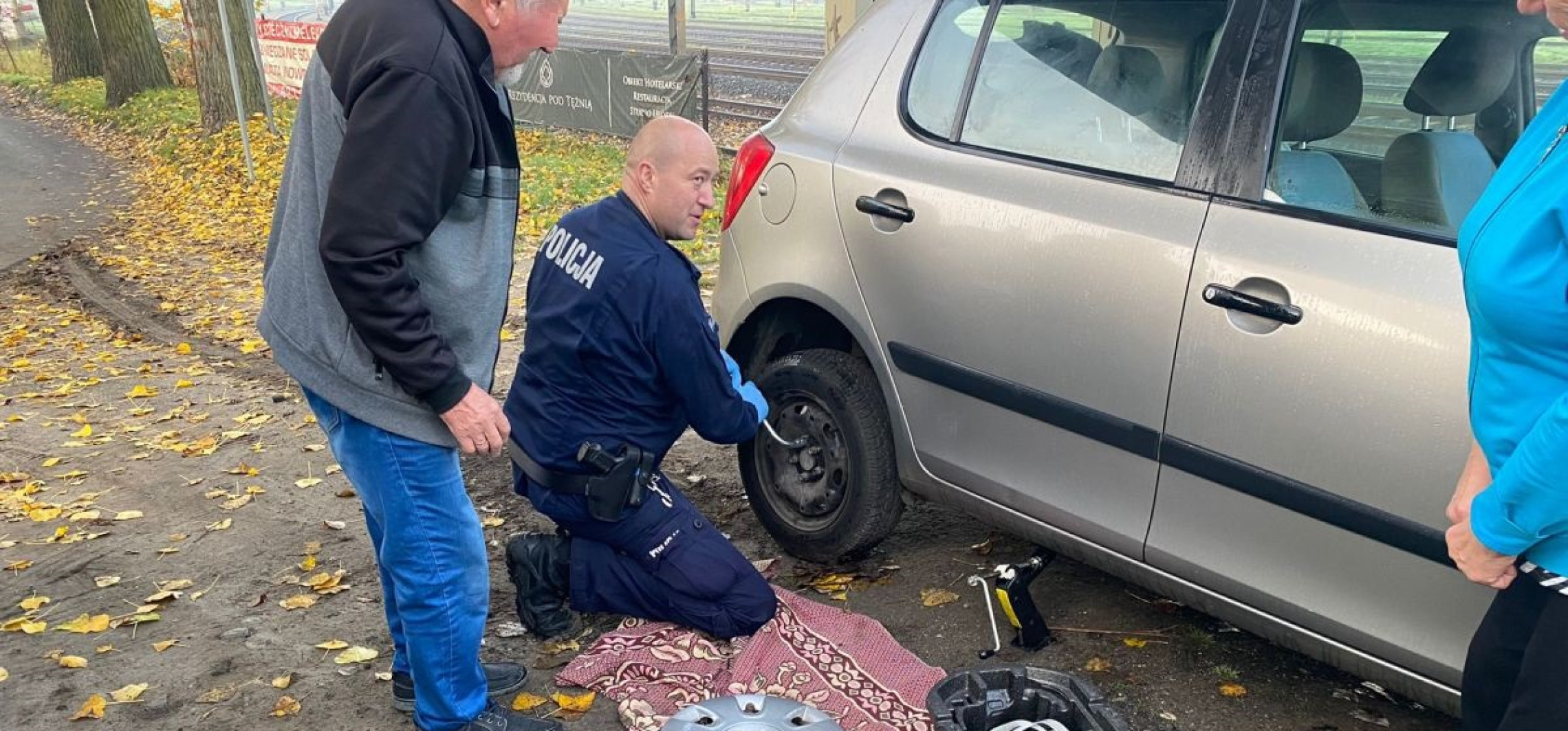 Inowrocław - Policjanci najpierw pomogli schwytać psy, a potem naprawić samochód