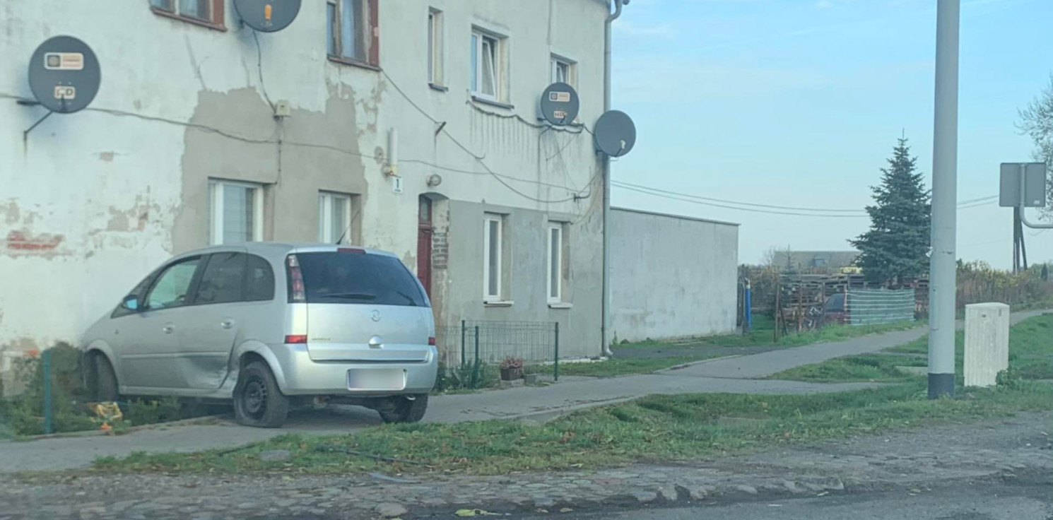 Region - Zderzyły się dwa ople. Jeden z nich uderzył w dom