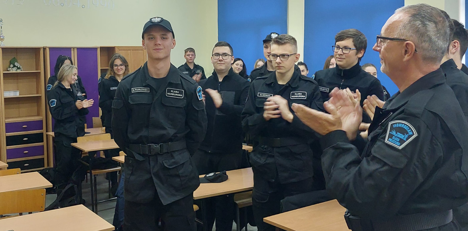 Inowrocław - Stracił przytomność na przystanku. Bez wahania z pomocą podbiegł do niego uczeń