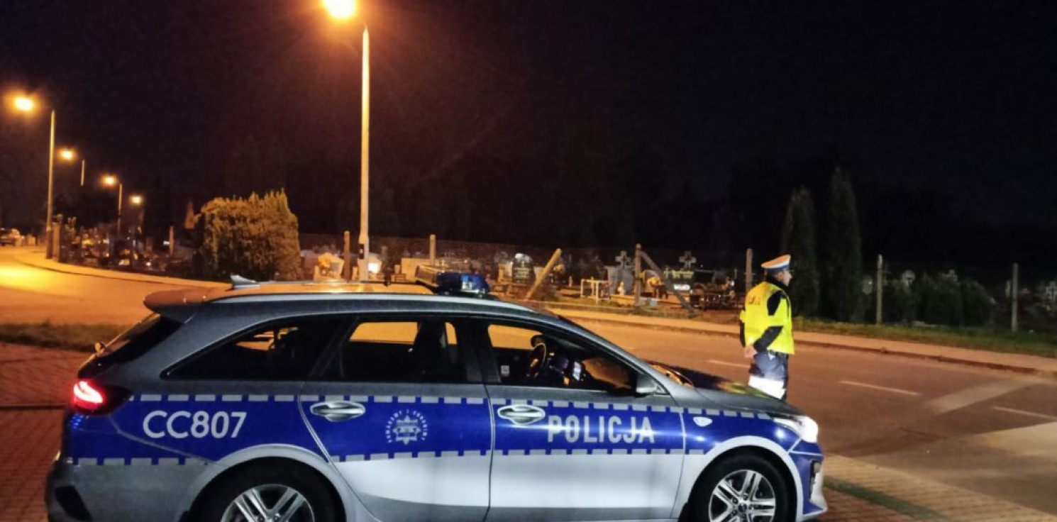 Inowrocław - Policjanci przy cmentarzach. Co robią?