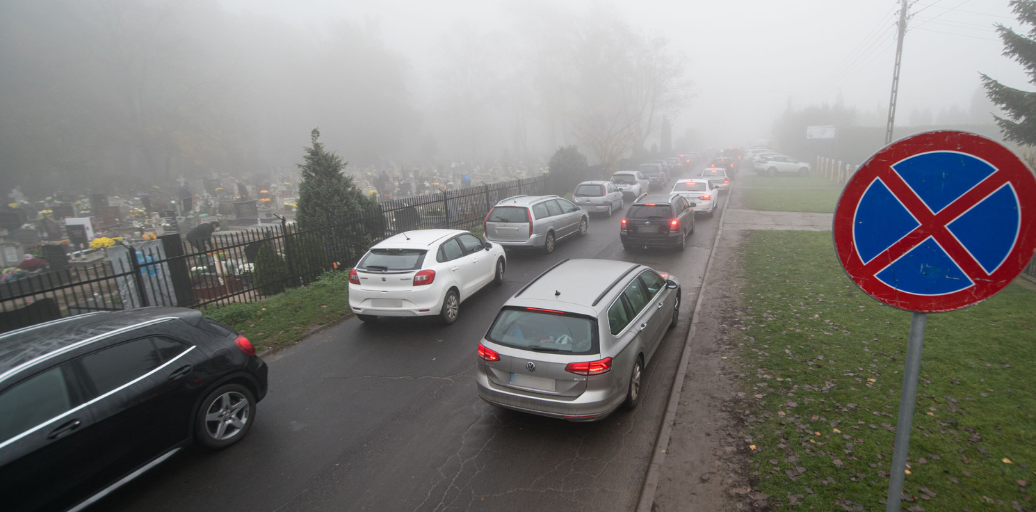 Inowrocław - Na cmentarz dobrze wybrać się autobusem. Oto powody