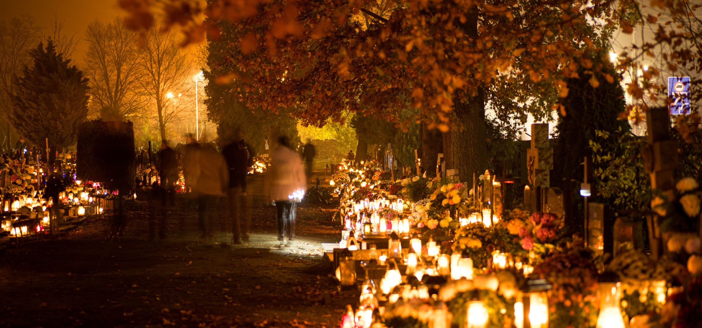 Inowrocław - Rozświetlone inowrocławskie cmentarze 1 listopada