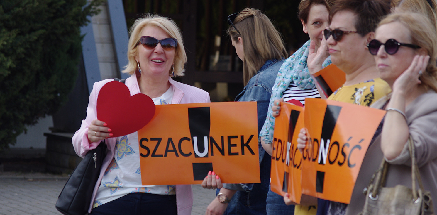 Inowrocław - Manifestowali poparcie dla nauczycieli