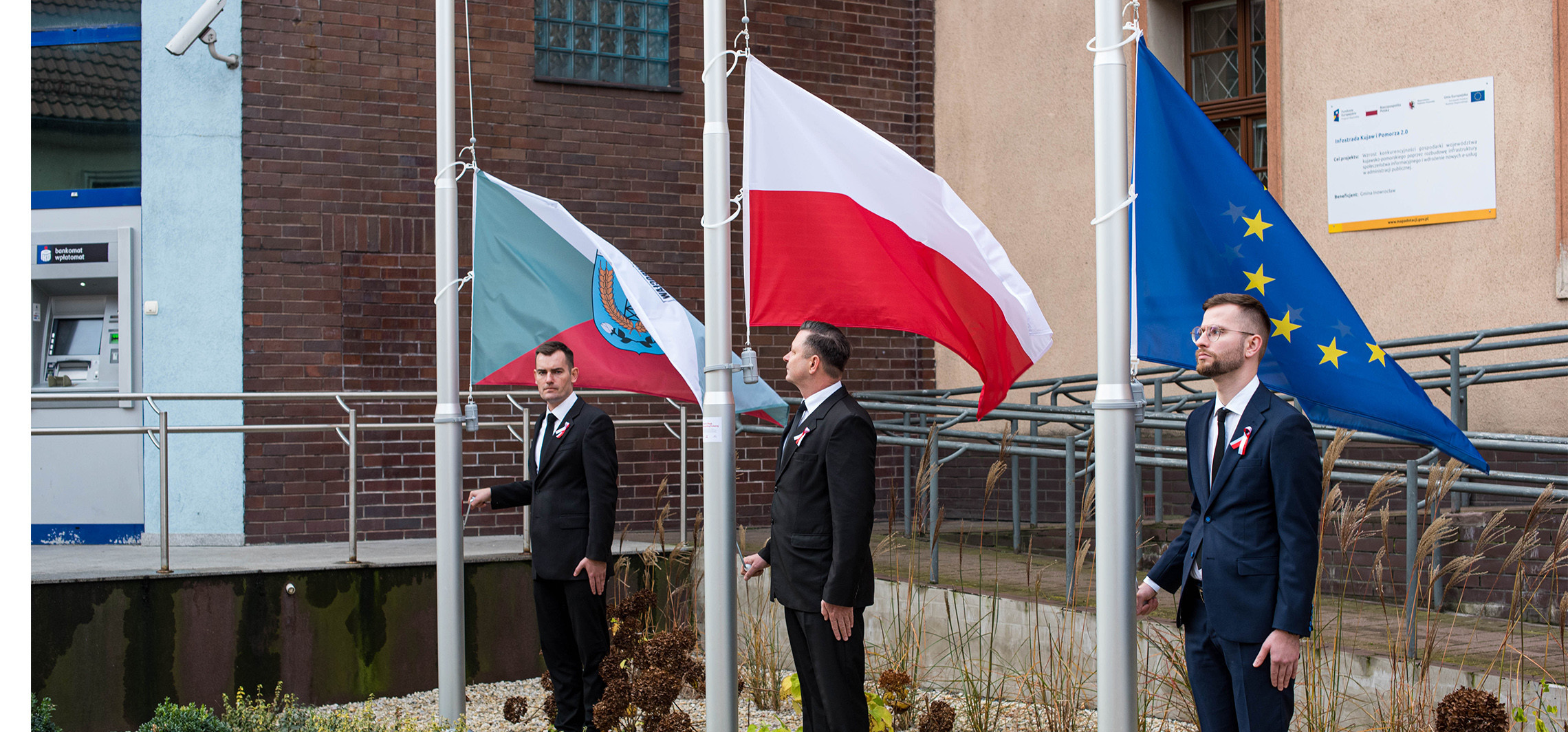 Inowrocław - Przy ul. Królowej Jadwigi stanęły trzy maszty flagowe
